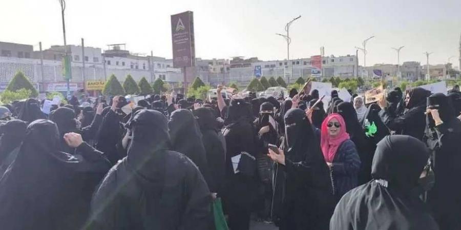 فنانة يمنية تعلق على مظاهرات نساء عدن: ”المرأة كل المجتمع”