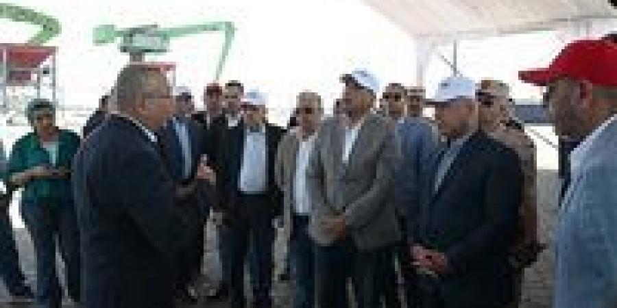 رئيس الوزراء يتفقد مشروعي «رووتس» و«سكاي للموانيء»