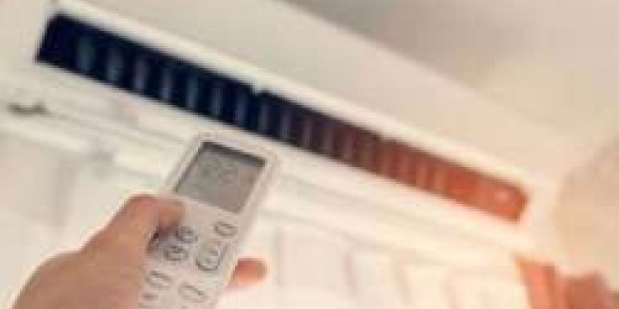 بالفيديو.. شاهد الدرجة المثالية لضبط المكيف أثناء النوم "مختص يوضح"