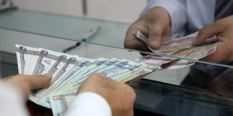 مصرفي: احتساب بدلات السكن والتعليم والتذاكر ضمن الراتب يتم بعد نزولها في الحساب وشهادة الراتب