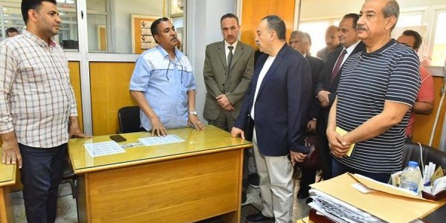 محافظ أسيوط يتفقد مركز خدمات الاستثمار لمتابعة جودة الخدمات