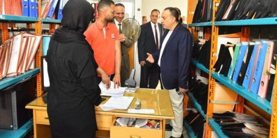 محافظ أسيوط يتفقد مركز خدمات المستثمرين لمتابعة جودة الخدمات وتعزيز المناخ الاستثماري بالمحافظة