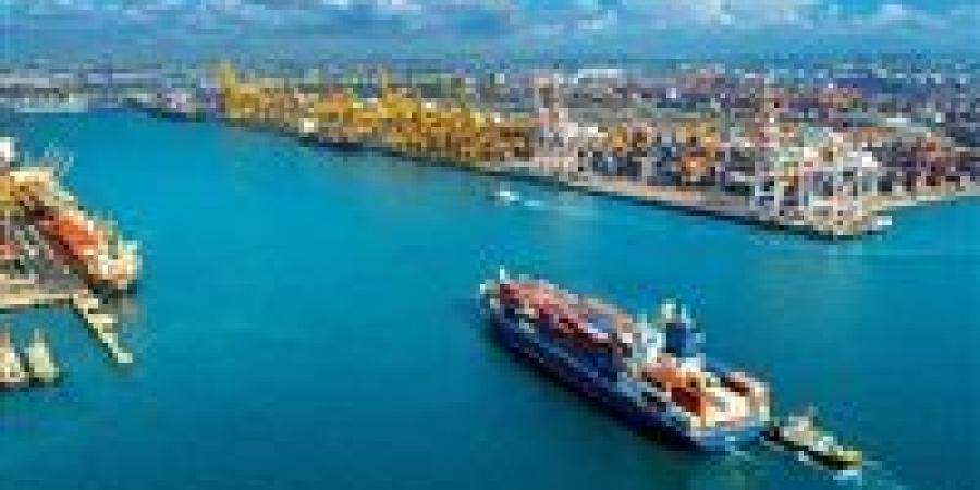 خبير بحري يكشف تفاصيل العودة التدريجية لحركة الملاحة عبر قناة السويس