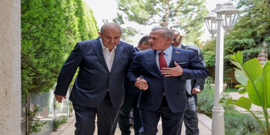 الملك يزور إياد علاوي في منزله معزيا بوفاة نجله