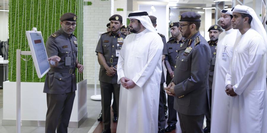 أحمد بن محمد يطّلع على سير العمل في "إقامة دبي"