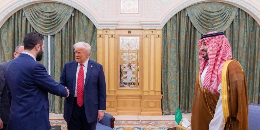 كشف "تفاصيل اللقاء" بين ترامب والشرع على هامش القمة الخليجية الأميركية
