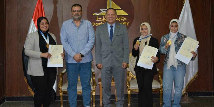 رئيس جامعة دمياط يُكرّم الطالبات الفائزات ببطولة رفع الأثقال