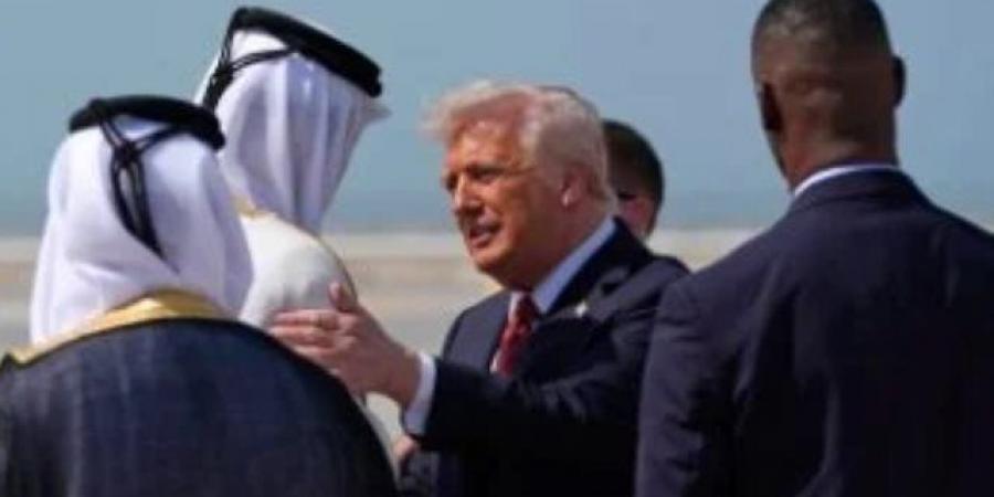 ترامب يرتدى رابطة عنق بلون العلم القطرى فى الدوحة.. ويشارك بمؤتمر بعد قليل