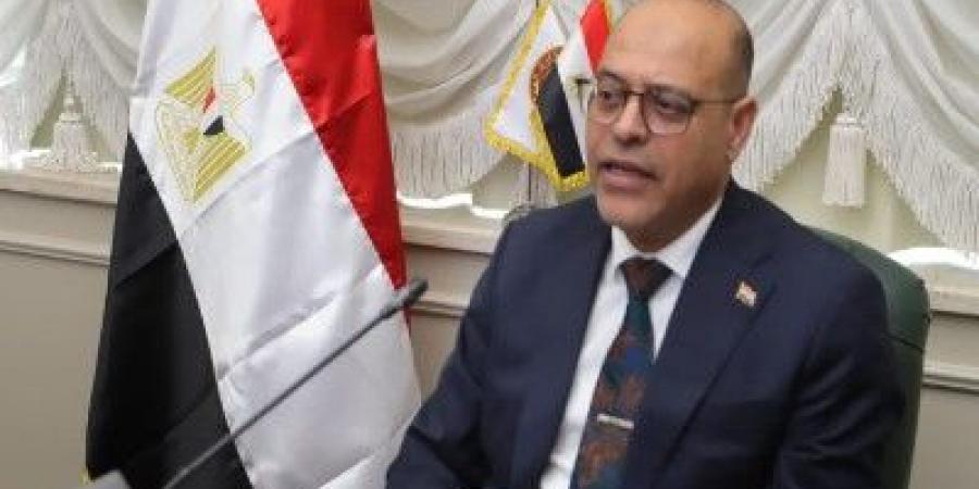 وزير العمل يوفر 107 وظيفة لعمال مصريين للعمل في شركات بالأردن