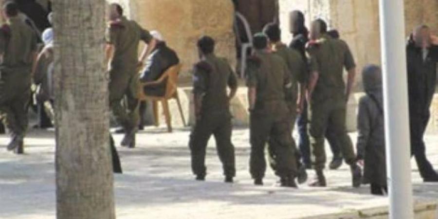 عشرات المستوطنين يقتحمون باحات المسجد الأقصى تحت حماية شرطة الاحتلال