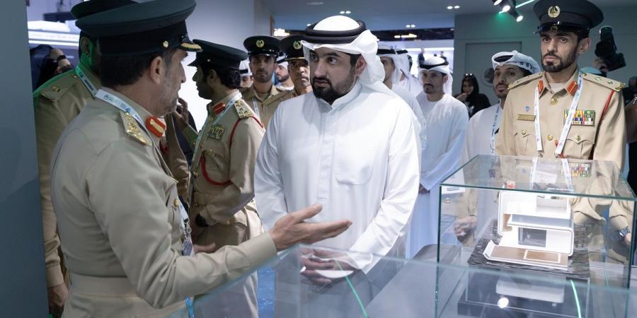 أحمد بن محمد يزور معرض القمة الشرطية العالمية بدبي