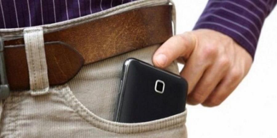 الهاتف في الجيب .. خطر خفي على خصوبة الرجال وأسباب جديدة للعقم