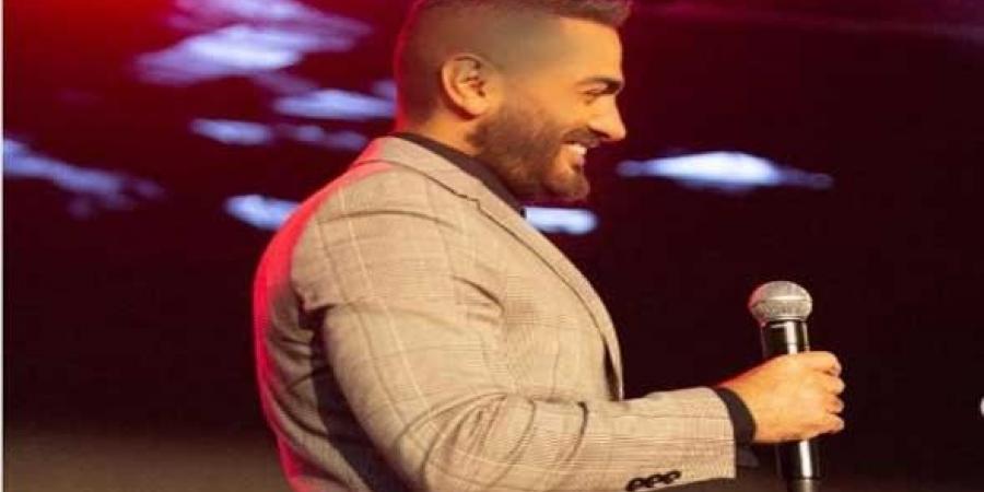 الفنان تامر حسني يمازح المطرب السوري الشامي قبل حفلهما في مصر