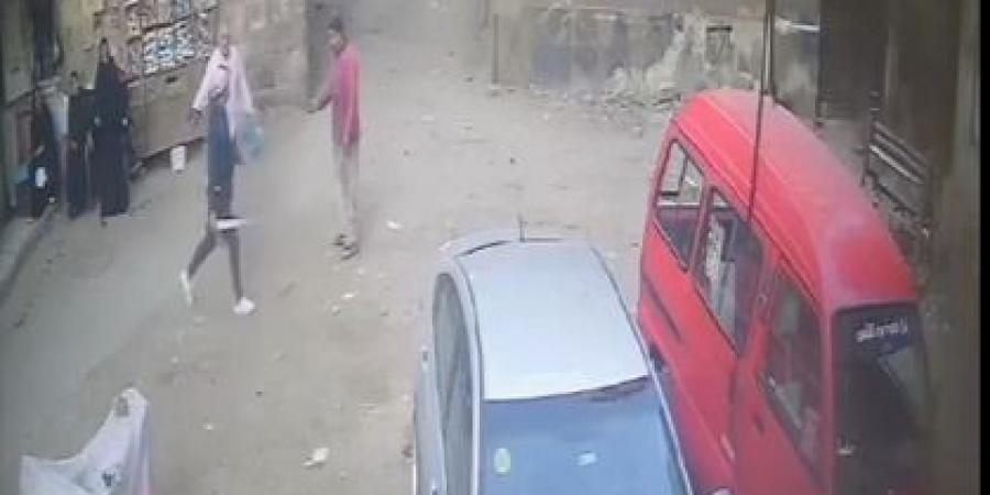 ضبط عاطل روع المواطنين بسلاح أبيض فى القاهرة .. فيديو