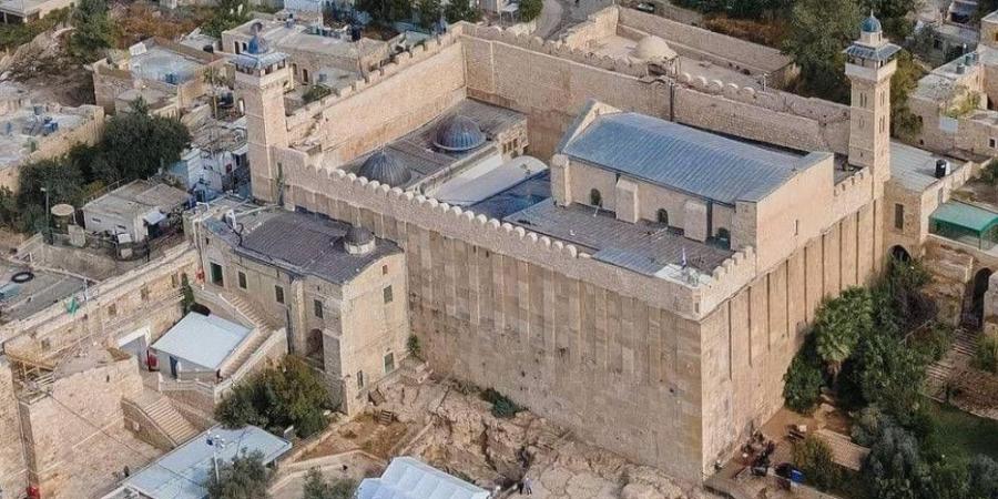 الاحتلال يمنع الفلسطينيين من أداء صلاة الفجر في الحرم الإبراهيمي