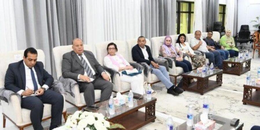 خلال استقباله وفد رفيع المستوى.. محافظ قنا يبحث الموقف التنفيذي لمشروع «حيّنا» و فرص تنمية السياحة الريفية بدندرة