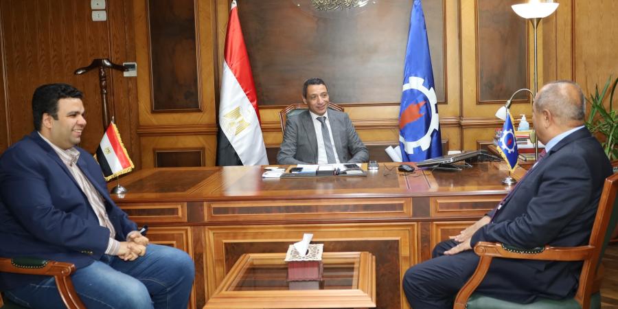 توصيل التيار الكهربائى للمناطق والقري المحرومة بالقطاع الريفي