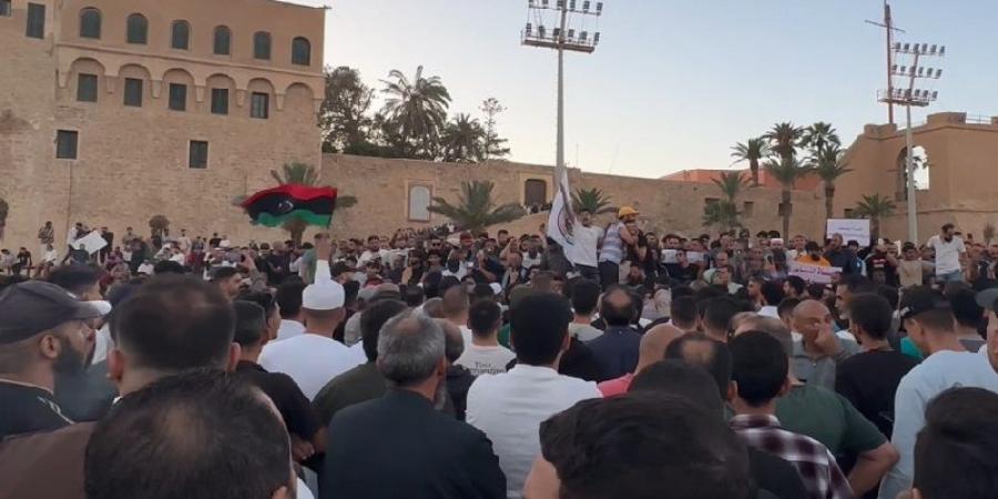 ليبيا.. المتظاهرون يطالبون ب"إسقاط الأجسام السياسية وحل كافة التشكيلات المسلحة"
