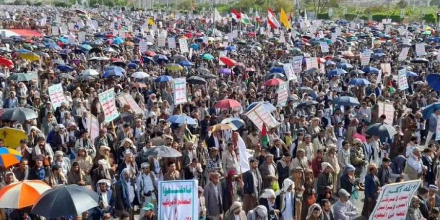 تراجع ملحوظ .. هل تنجح ضغوط الحوثيين على المشايخ وعقال الحارات في إعادة الزخم لحشود صنعاء؟