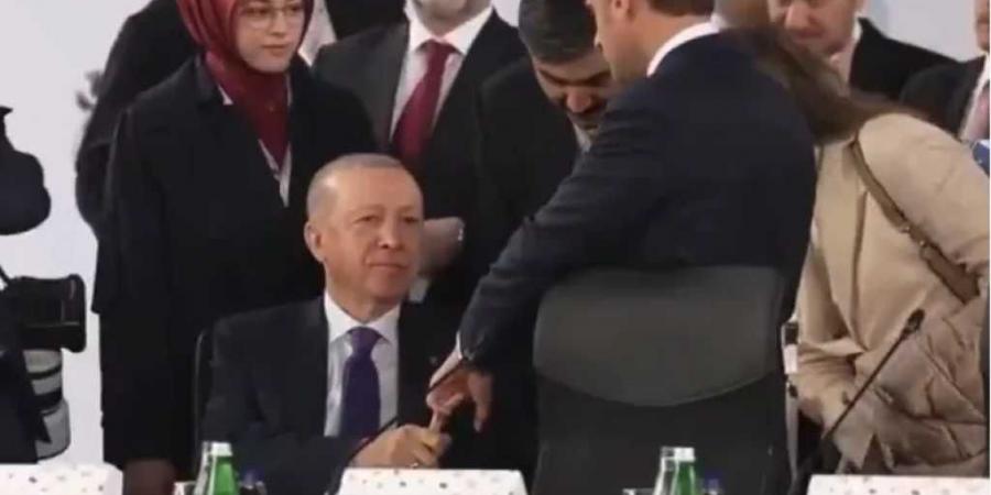 فيديو مثير للجدل.. أردوغان يفاجئ ماكرون بـ”فخ الأصابع” في قمة ألبانيا ويحرجه أمام الكاميرات