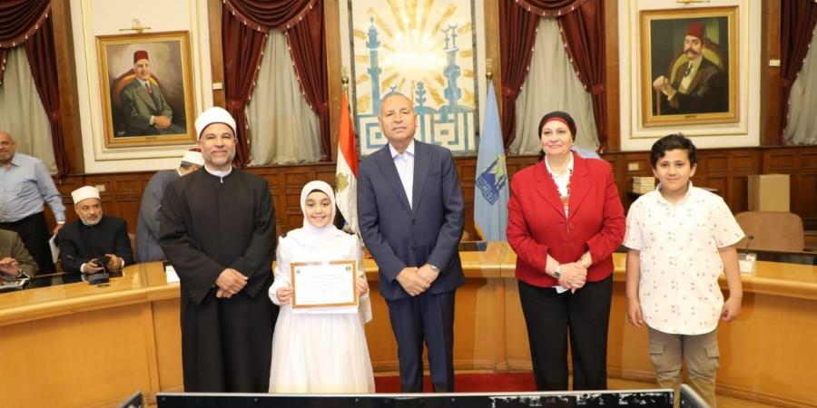 محافظ القاهرة يكرم ٤٠ طالب حاصلين على المراكز الاولى فى المسابقة