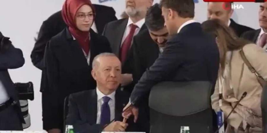 شاهد: حركة ”عدوانية” محرجة من أردوغان ضد ماكرون بعدما حاول الأخير إظهار السيطرة!