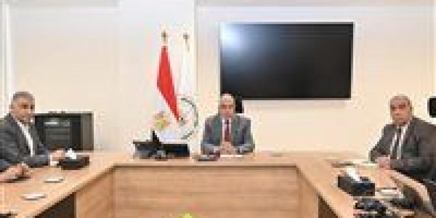وزير الري يتابع موقف تسهيل إجراءات إصدار تراخيص المياه الجوفية