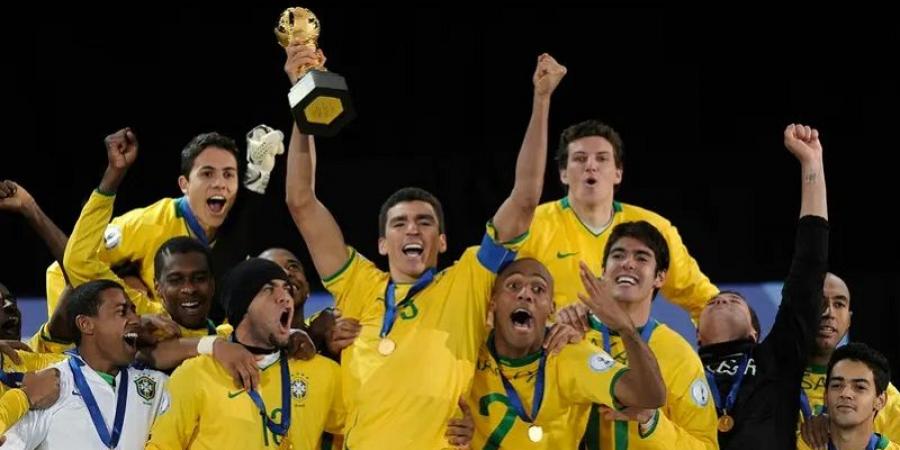 نقل أسطورة البرازيل إلى العناية بعد حريق مروع في منزله