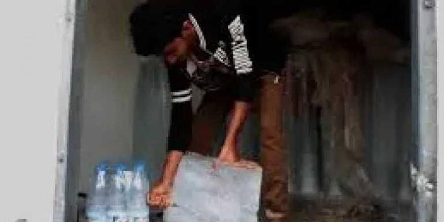 شاب يطعن والده حتى الموت لسبب صادم في لحج