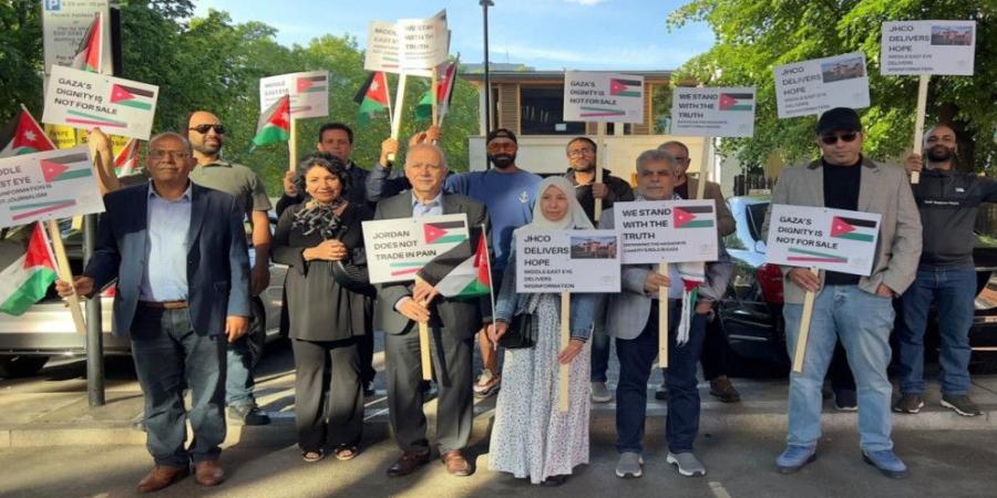 وقفة احتجاجية أمام "ميدل إيست آي" رفضا لتقارير كاذبة بحق الهيئة الخيرية