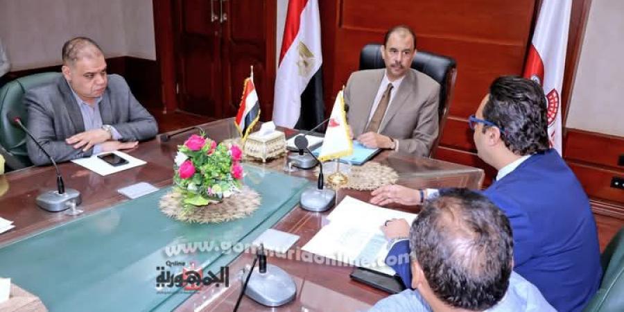 محافظ سوهاج يعقد اجتماعا لبحث عدد من الملفات بقطاع الصحة 