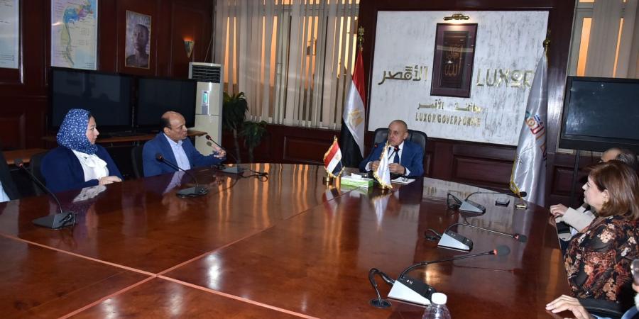 محافظ الأقصر يلتقى اتحاد شباب العمال لبحث التعاون فى المبادرات الخدمية