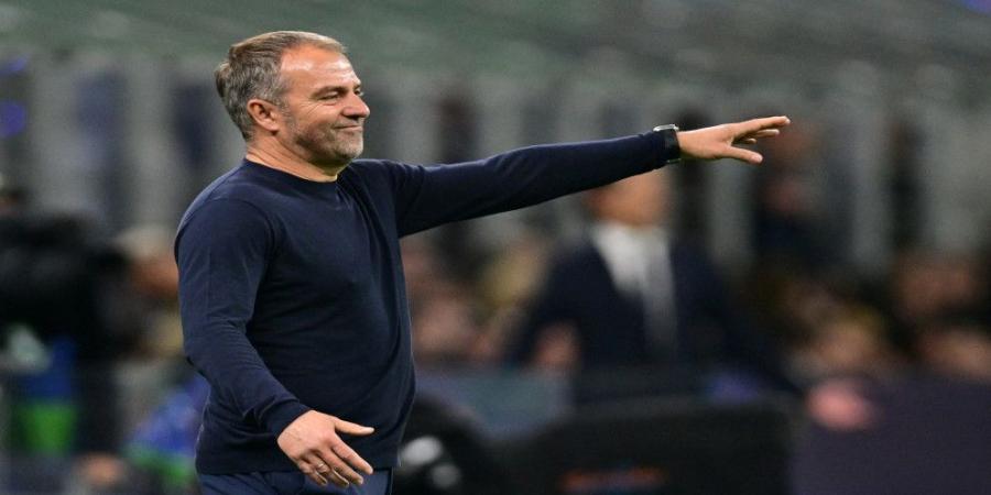 برشلونة يمدد عقد مدربه فليك حتى 2027