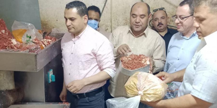 ضبط منشأة «مصنعات لحوم» بداخلها 3 أطنان مصنعات غير صالحة للاستهلاك الآدمي بالجيزة