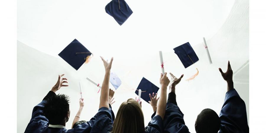 حفلات تخرج «موازية» تستقطب طلبة المدارس والجامعات