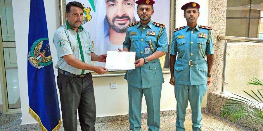 سائق أجرة ينقذ رجلاً مسناً من حادث دهس.. وشرطة عجمان تكرمه