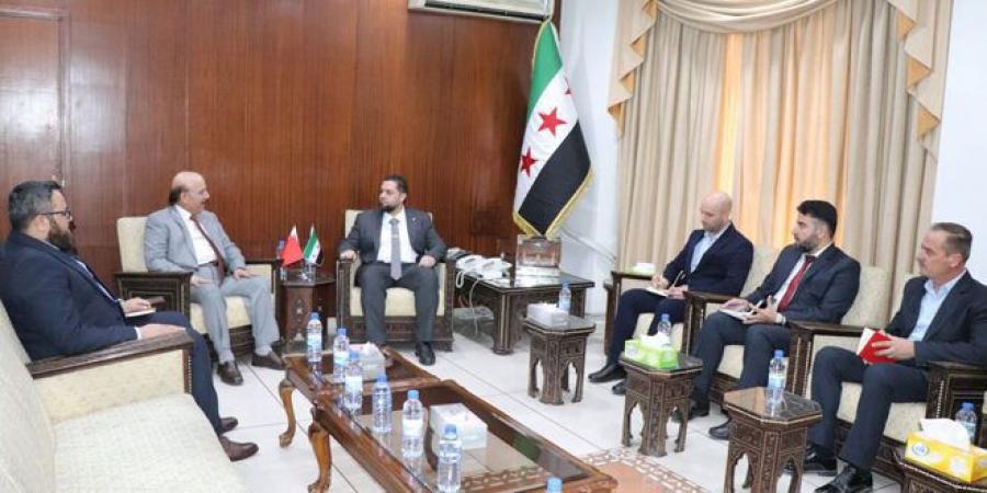 وزير الأشغال العامة والإسكان يبحث مع سفير البحرين فرص التعاون لتأمين السكن والخدمات لمتضرري الحرب