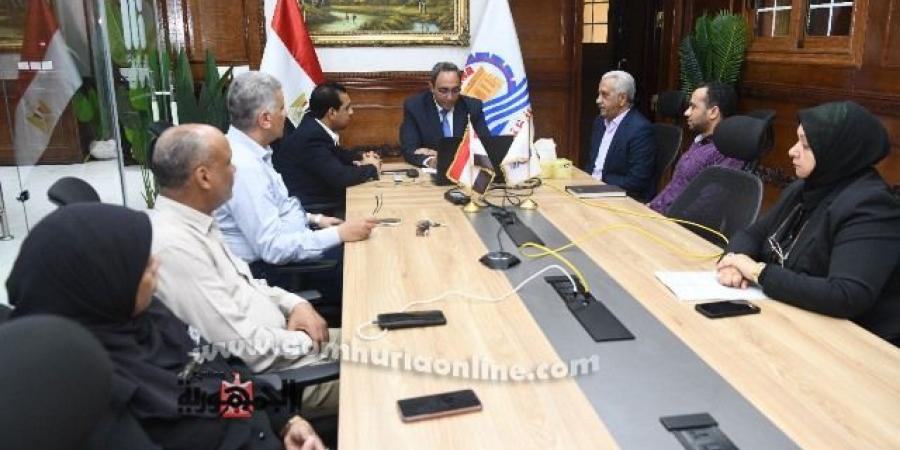 محافظ قنا يناقش عبر "الفيديو كونفرانس" خطط إزالة التعديات