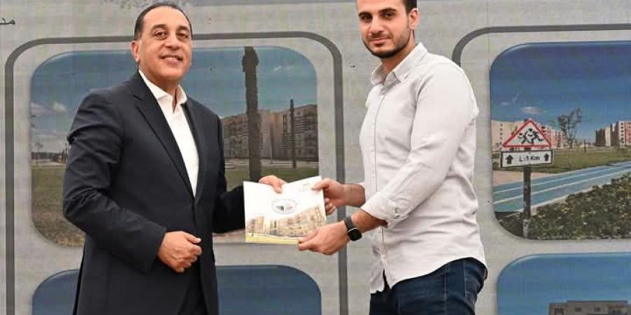 رئيس الوزراء يسلم عقود وحدات "سكن لكل المصريين" بمدينة أكتوبر الجديدة