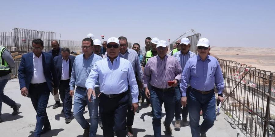 الفريق كامل الوزير يتفقد مشروع ازدواج طريق ديروط. أسيوط