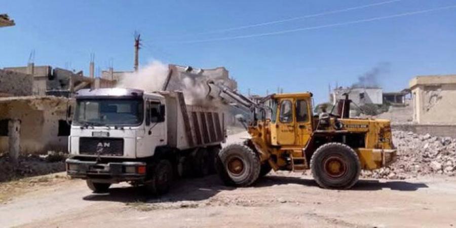 مجلس مدينة درعا ينفذ أعمال ترحيل أنقاض من حي المنشية ضمن حملة تنظيف ورفع مخلفات سابقة