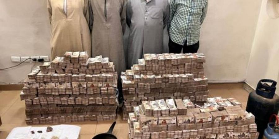 ضبط 4 أشخاص نقبوا  عن خام الذهب بأسوان 