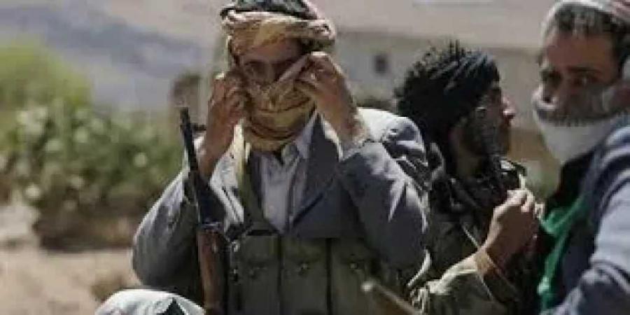 مواطنون في صنعاء يطالبون الحوثيين بالتوجه إلى الجبهات: ”نريد لكم الجنة.. ونريد أن تأكلوا من القمامة مثلنا”