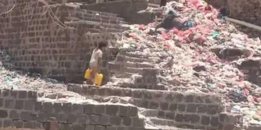 الموت من فوق ومن تحت.. الكهرباء والمياه تنقطع وأطفال عدن يقاتلون الجفاف وحدهم