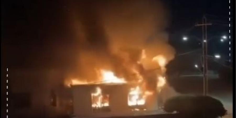 بالفيديو .. أعمال شغب وإضرام نار عقب جريمة قتل شاب وحرق جثته داخل محل "دراي كلين"