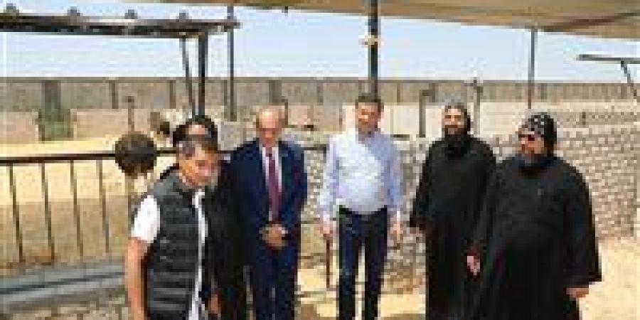 وزير الزراعة يتفقد المزارع والمشروعات الإنتاجية بدير مارمينا بالإسكندرية