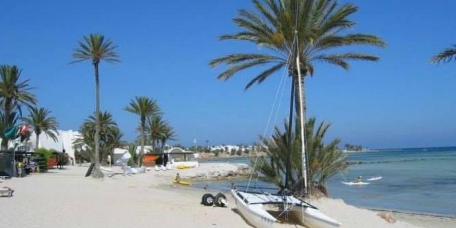 وكالة حماية وتهيئة الشريط الساحلي تنفذ عمليات تتنظيف لشاطئ سيدي محرز بجربة وشاطئ أوماريت بجرجيس