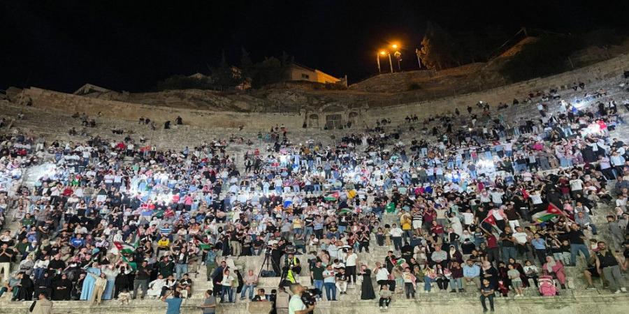 الألعاب النارية تزين سماء المملكة الليلة احتفالا بعيد الاستقلال الـ 79