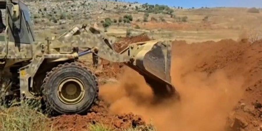 الجيش اللبناني يردم خندقاً للعدو في ميس الجبل… ومراسل “المنار” يواكب العملية ميدانياً