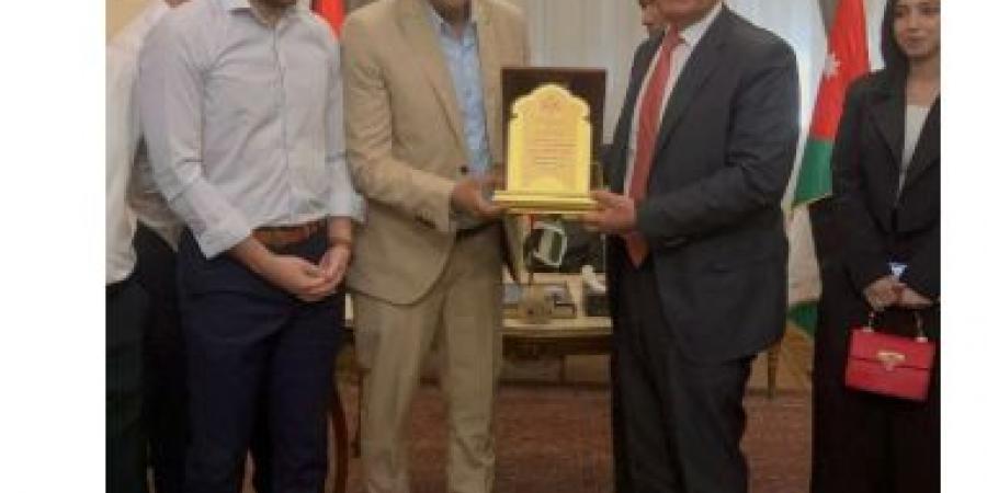 بالفيديو .. العضايلة يكرّم كورال هارموني الذي غنّى للملك والأردنيين بعيد الاستقلال